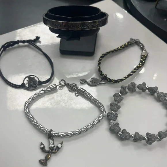 Lot of 5 Disney bracelets. - Picture 1 of 8